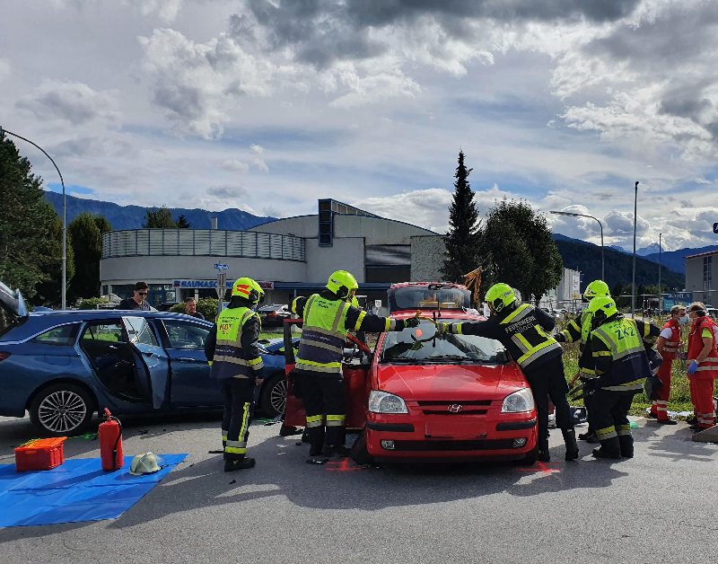 Verkehrsunfall mit eingeklemmter Person (Bild 3)